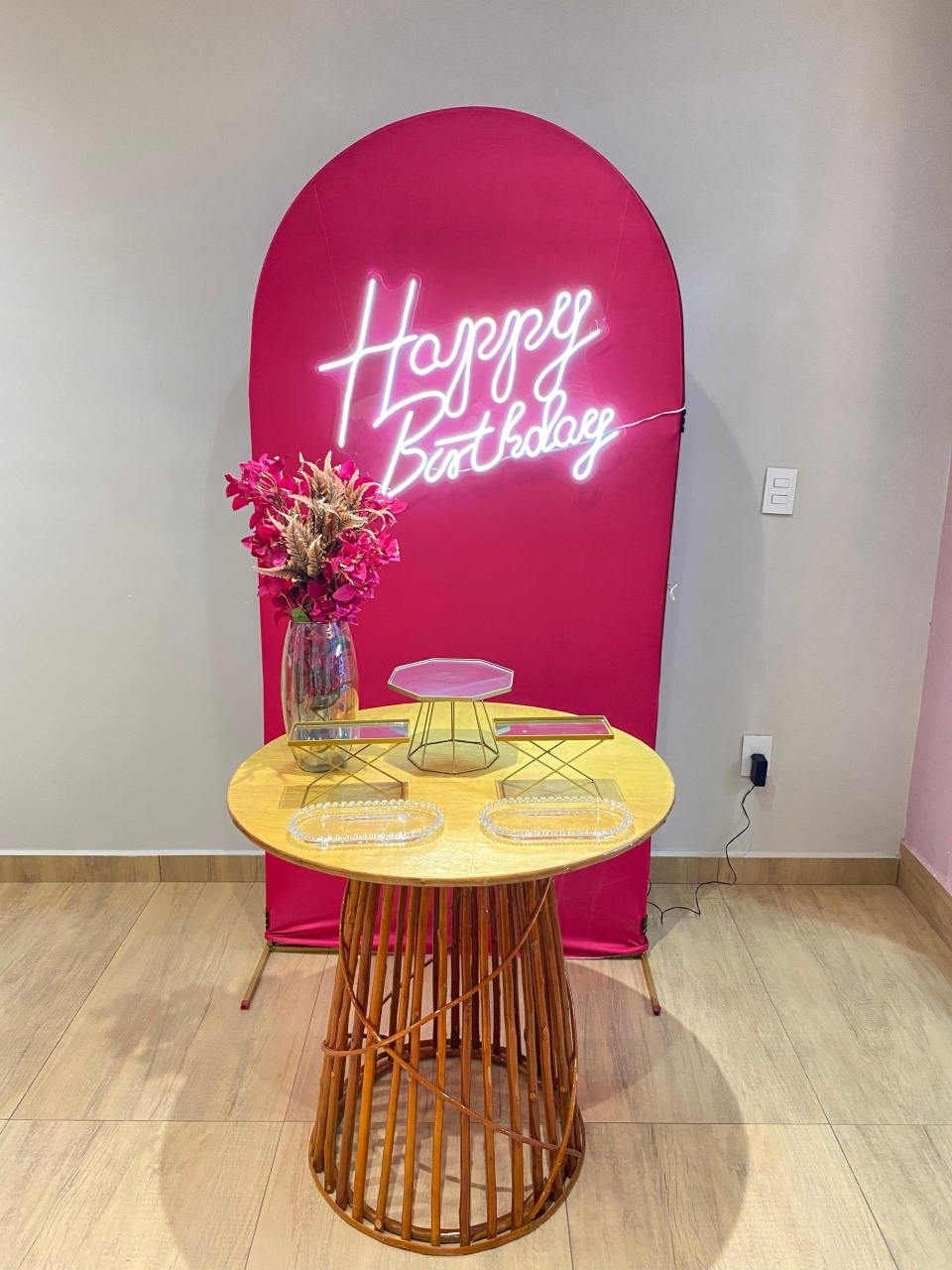 Composição Mesa de Vime Cone Com Painel Pink - Felicittà Festas