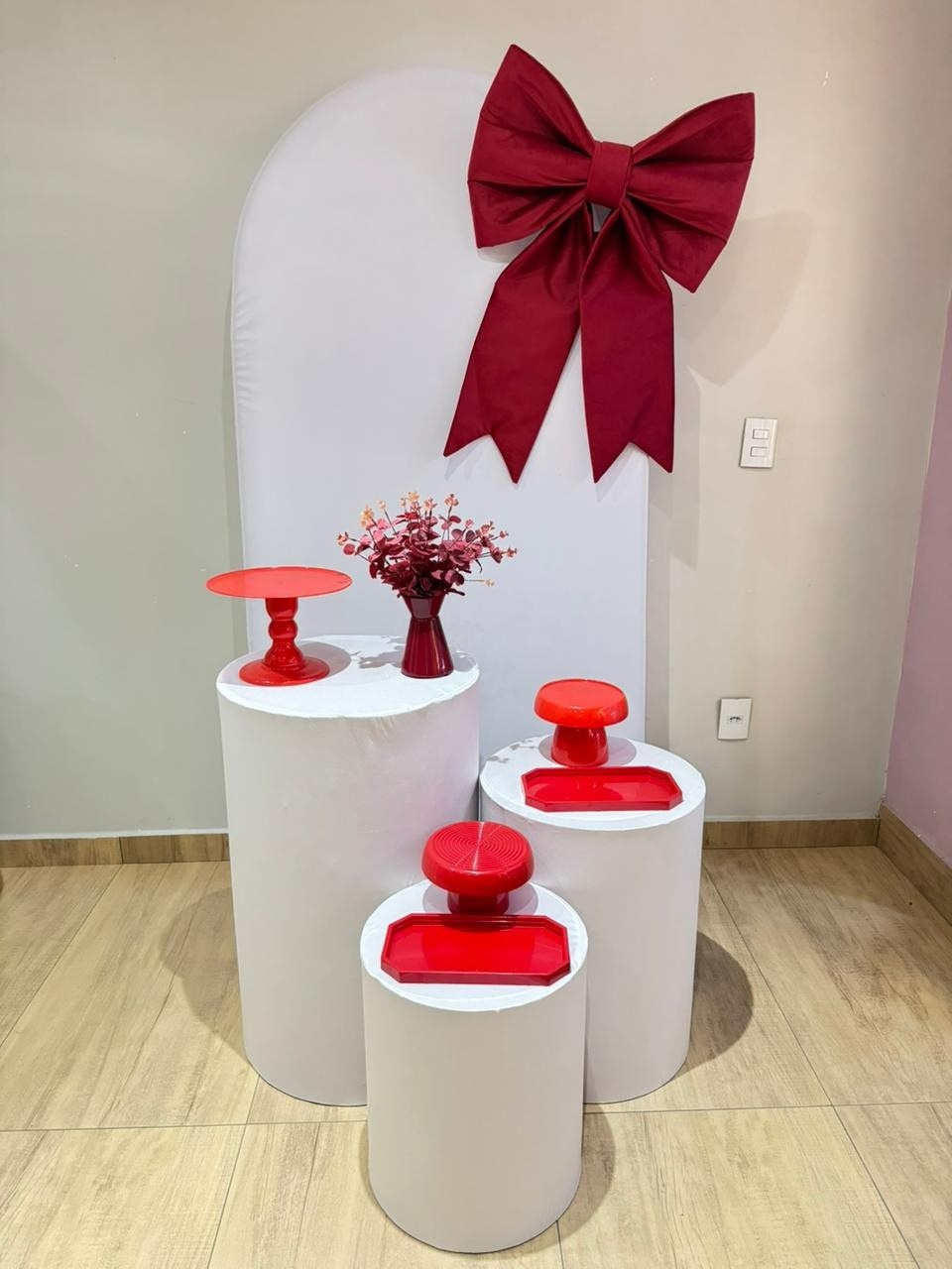 Composição Laço Vermelho Painel Romano Branco Cilindros Brancos - Felicittà Festas