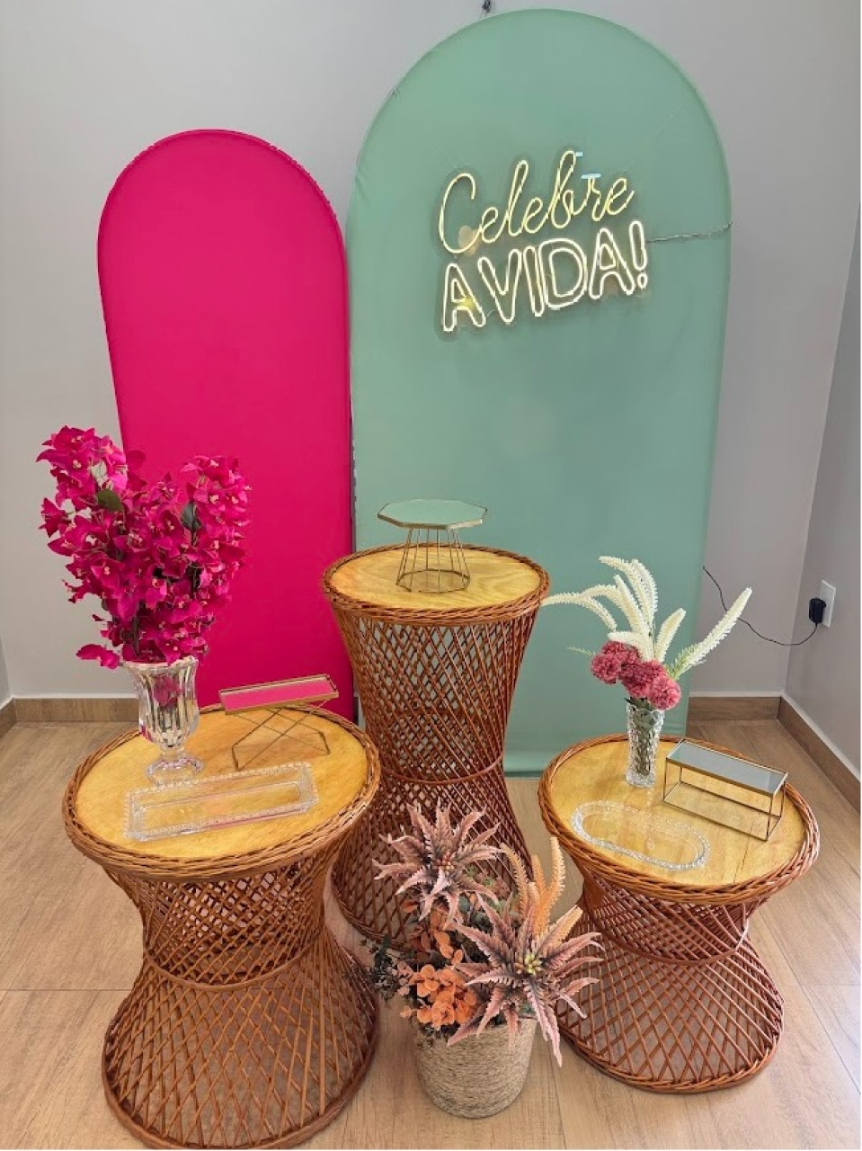 Composição Mesa Vime Cinturinha Com Dois Painéis - Adulto - Felicittà Festas
