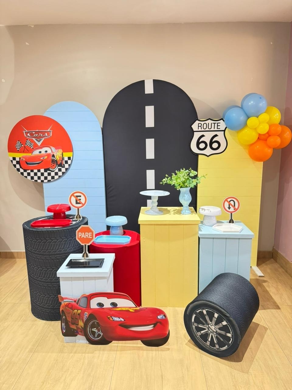 Relâmpago Mcqueen - Carros Com 3 Painéis Degradê Com Mesinhas Ripadas - Felicittà Festas