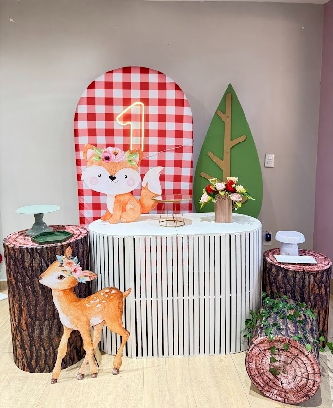 Bosque Kit Romano Ouro Com Mesa Branca, Troncos E Árvore - Felicittà Festas