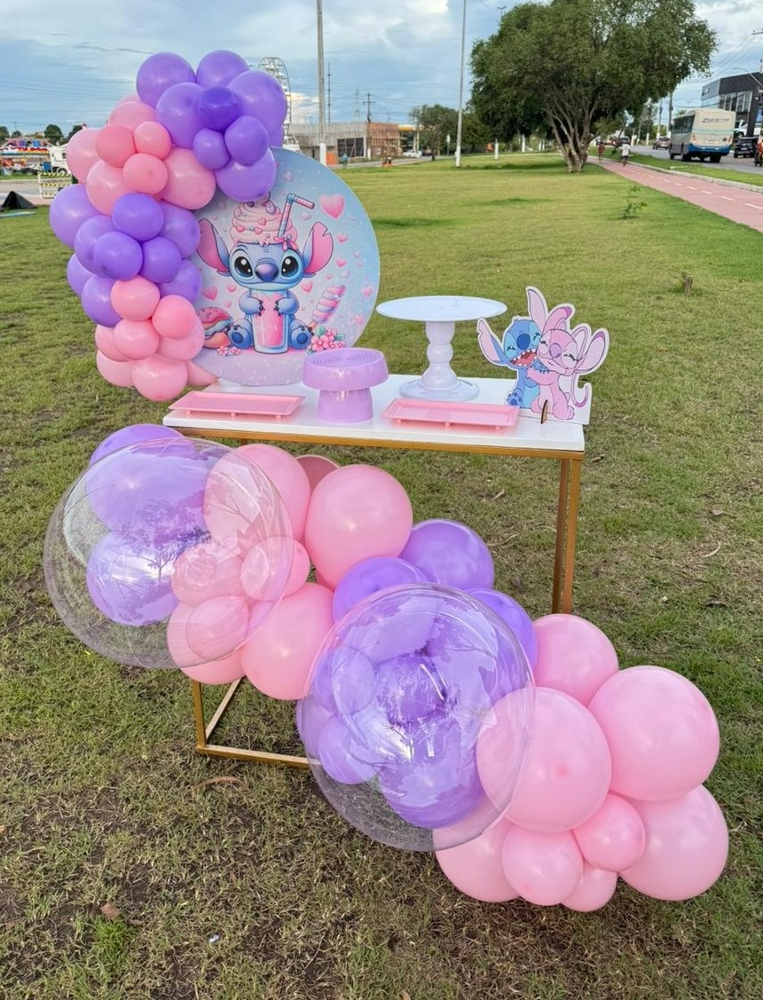 Festa Na Mesa Lilo Stitch Com Mesa de Ferro E Balões Orgânicos - Felicittà Festas