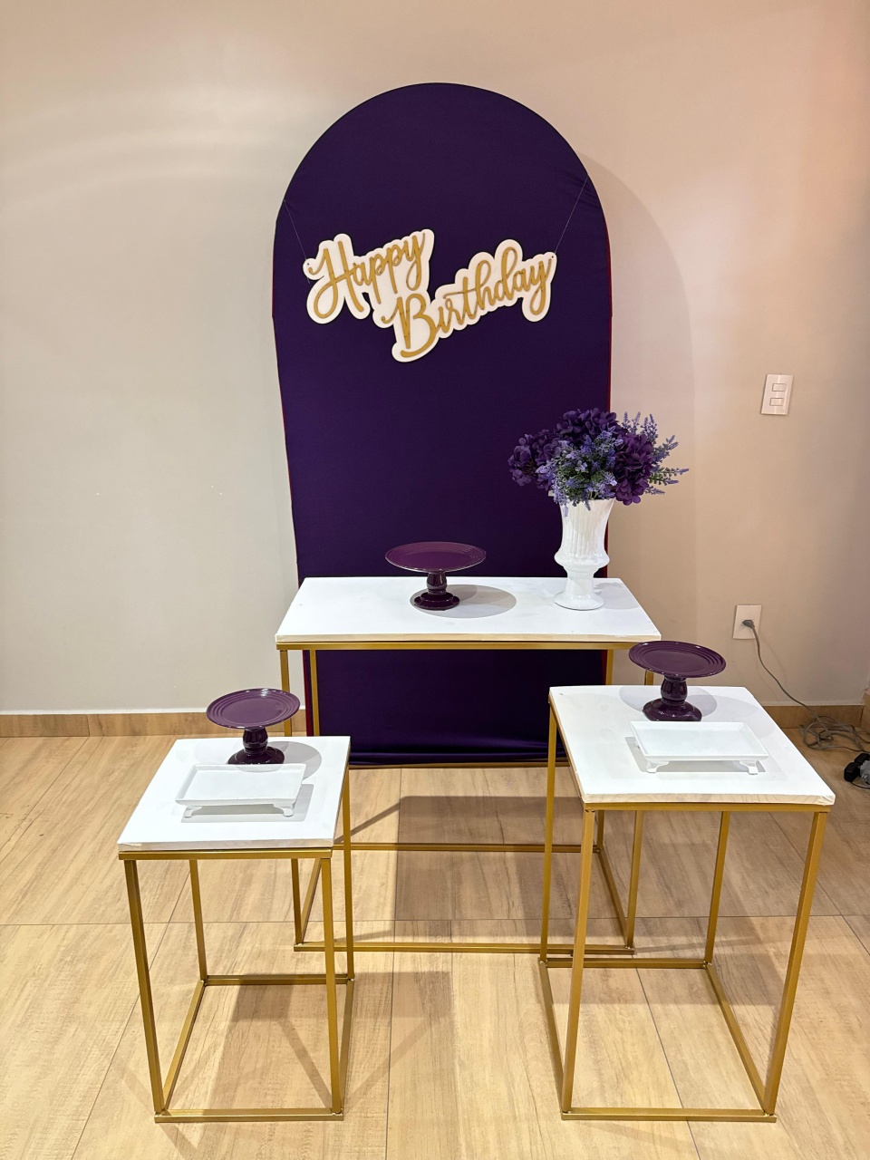 Composição Roxo Com Mesas de Ferro - Adulto - Felicittà Festas