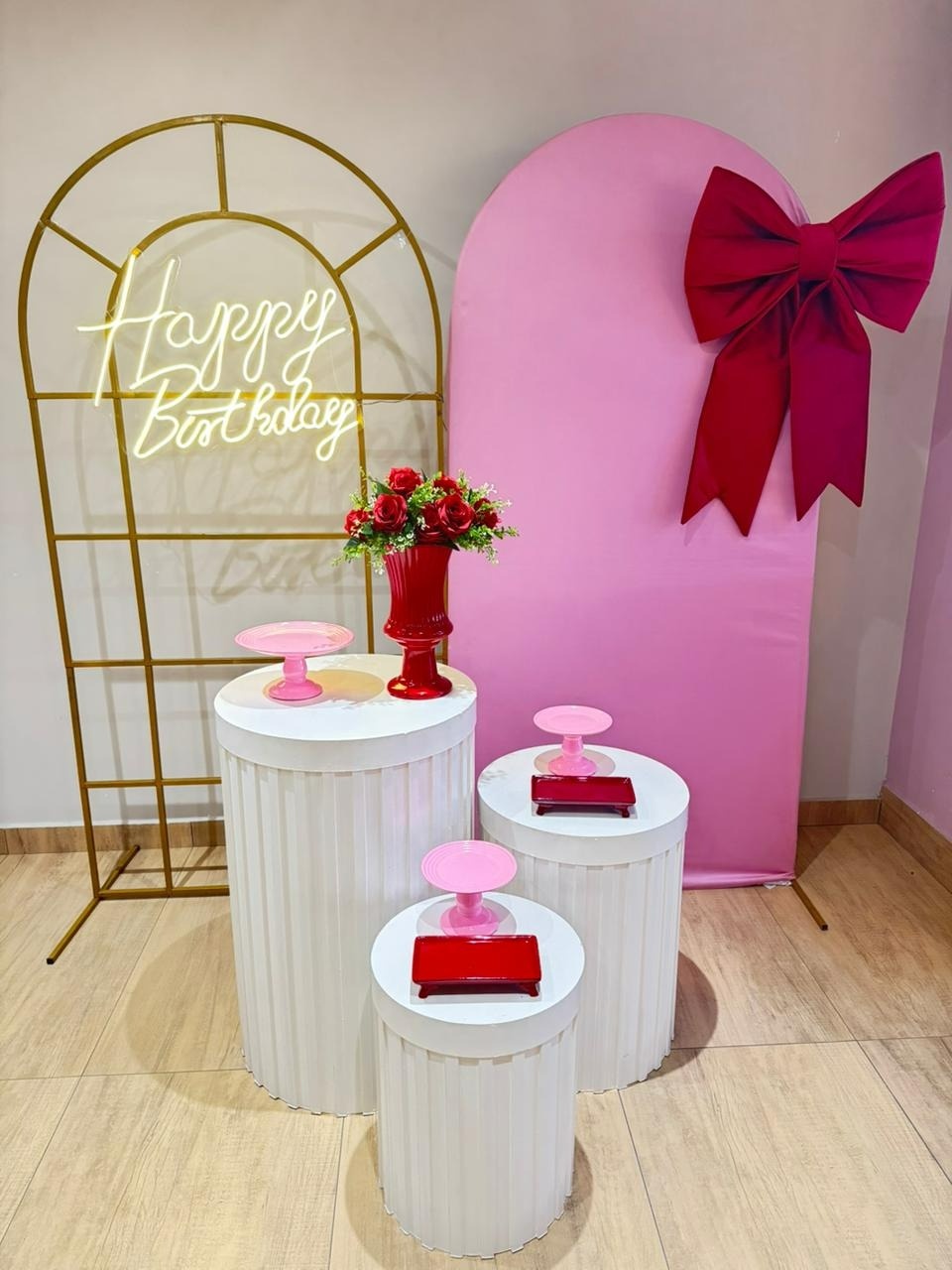Composição Laço Vermelho Dois Painéis E Cilindros Brancos Ripados - Felicittà Festas