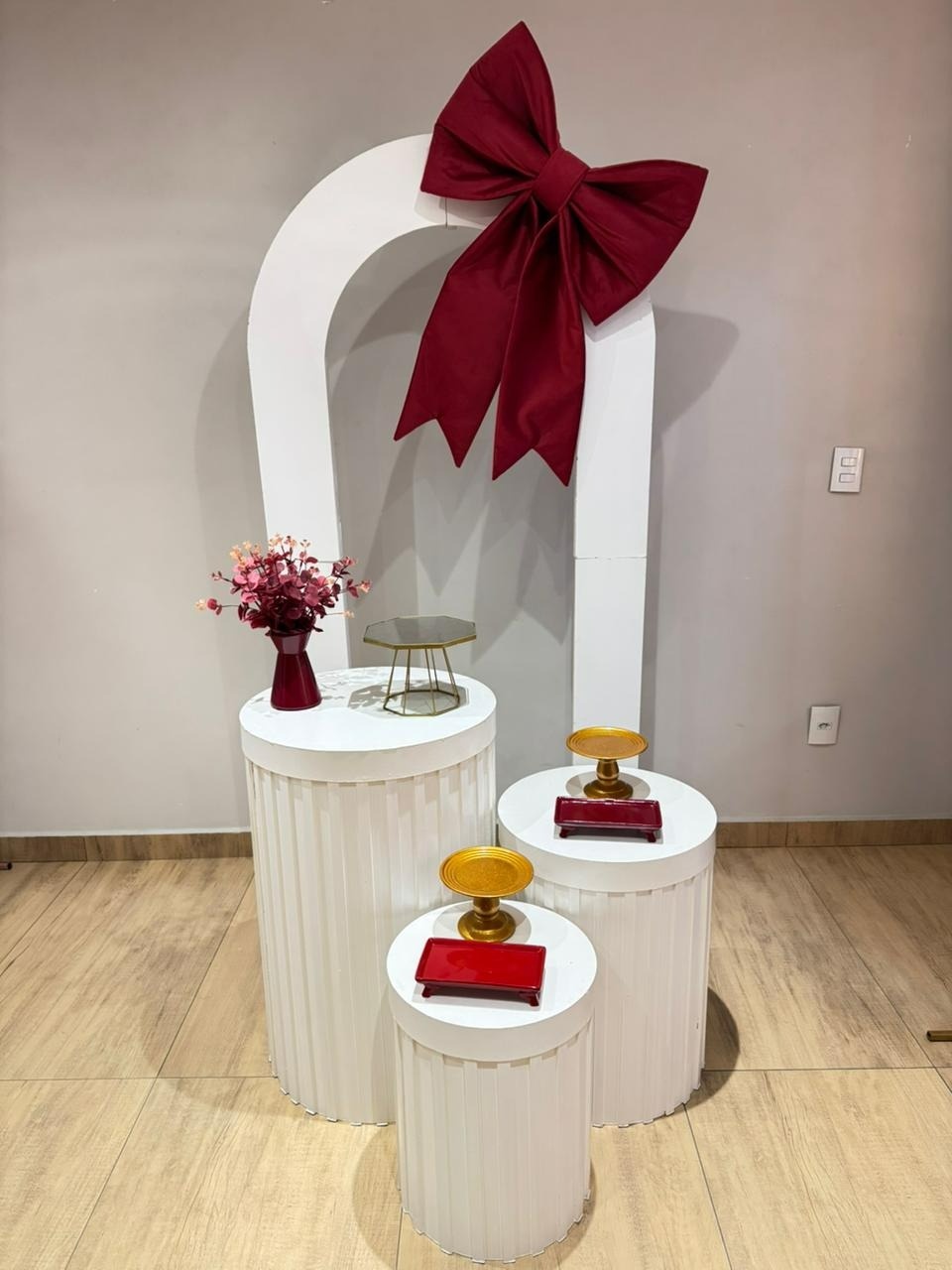 Composição Laço Vermelho Painel Vazado Cilindros Brancos Ripados  - Felicittà Festas