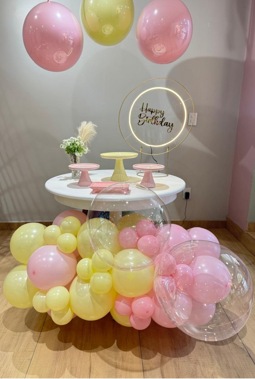 Festa Na Mesa Com Balões Em Baixo da Mesa E Encapsulados - Felicittà Festas