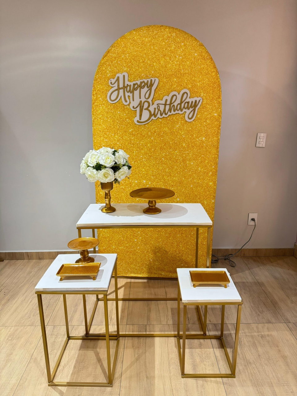 Composição Dourada Com Mesas de Ferro - Adulto - Felicittà Festas