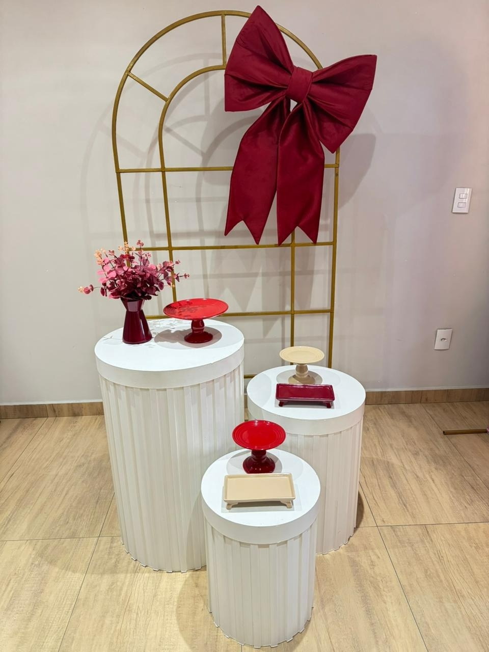 Composição Laço Vermelho Painel Janela Cilindros Brancos Ripados - Felicittà Festas