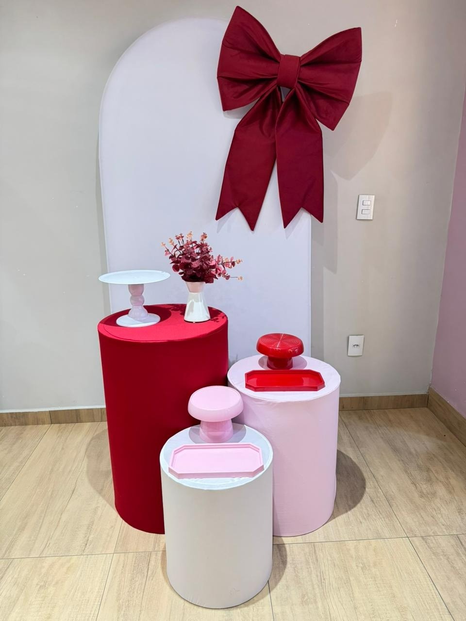 Composição Laço Vermelho Painel Romano Branco Cilindros Rosa  Vermelho E Branco - Felicittà Festas