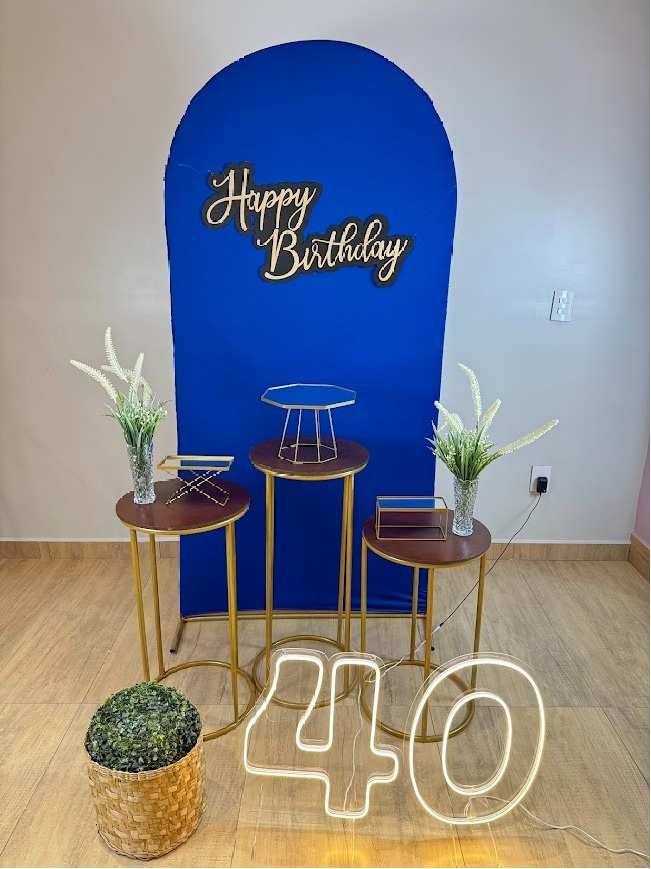 Composição Romano Azul Com Mesas de Ferro Adulto - Felicittà Festas