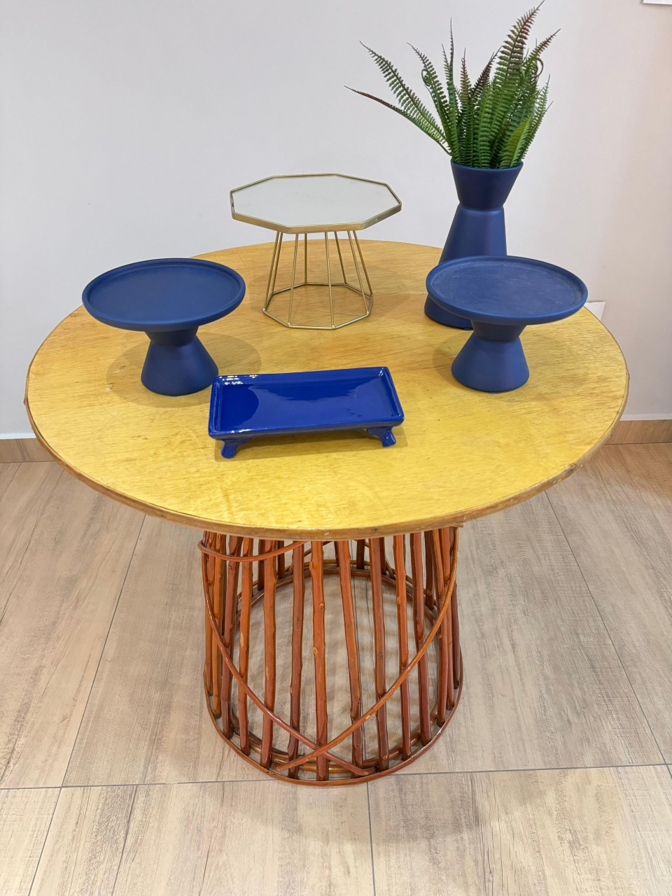 Composição Mesa de Vime Cone Com Itens Azul Bic - Felicittà Festas