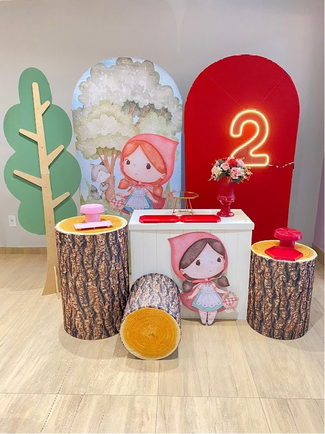 Chapeuzinho Vermelho Composição Com Dois Paineis Romanos E Árvore - Felicittà Festas
