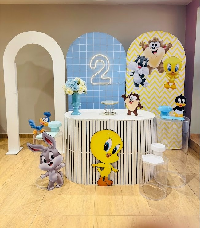 Composição Looney Tunes  3 Painéis E Mesas de Acrílico - Felicittà Festas