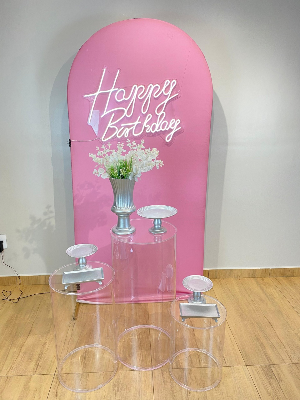 Composição Painel Rosa E Mesas Em Acrílico Adulto/ Juvenil - Felicittà Festas