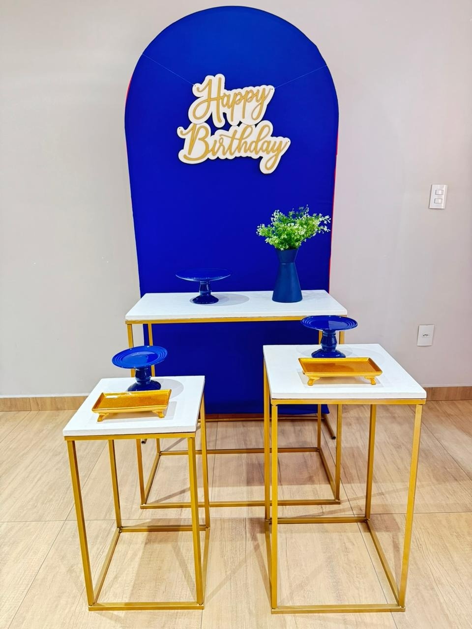 Composição Azul Com Mesas de Ferro Dourada - Felicittà Festas