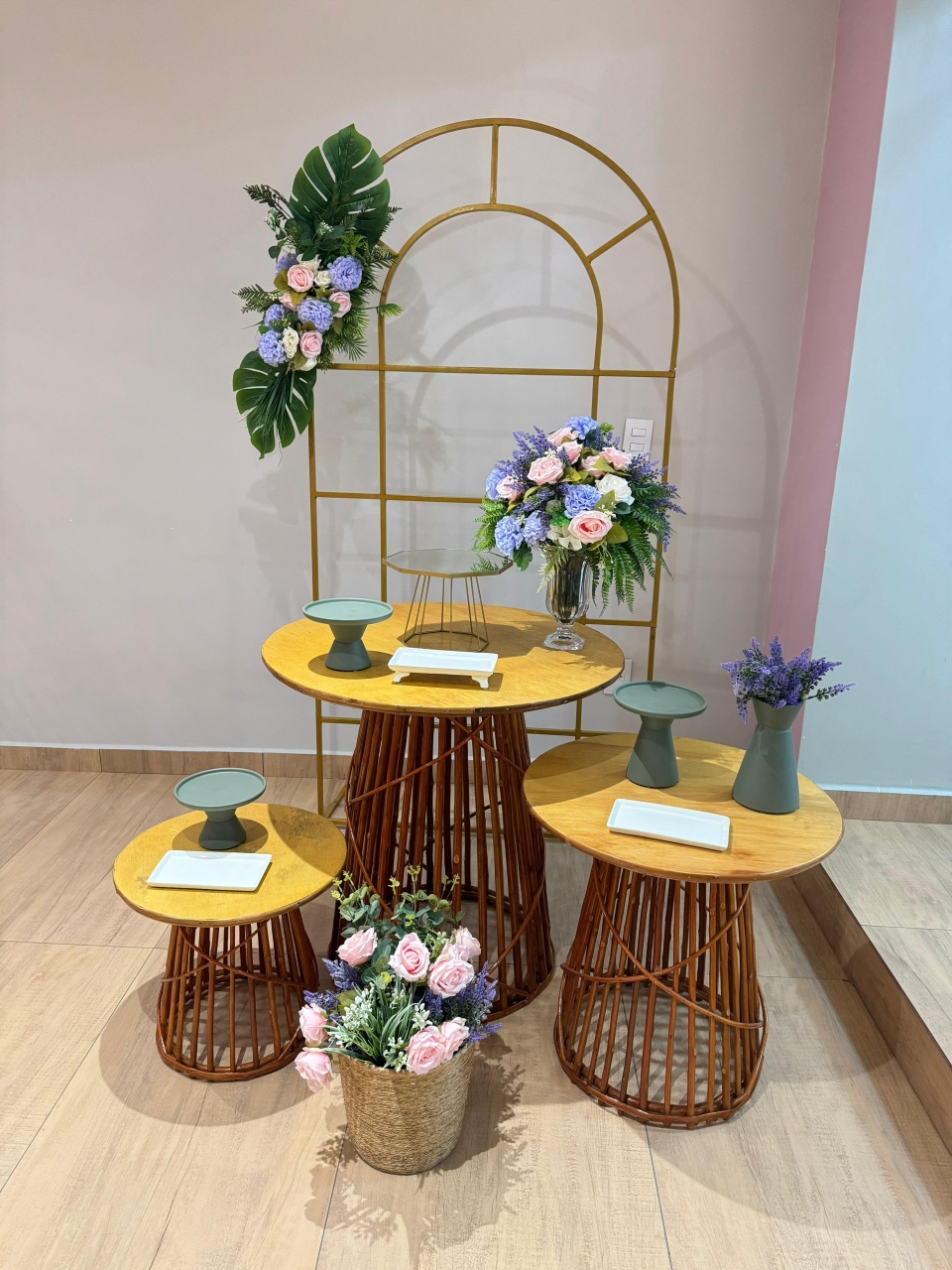 Composição Mesas Cone Com Flores Lilás - Felicittà Festas