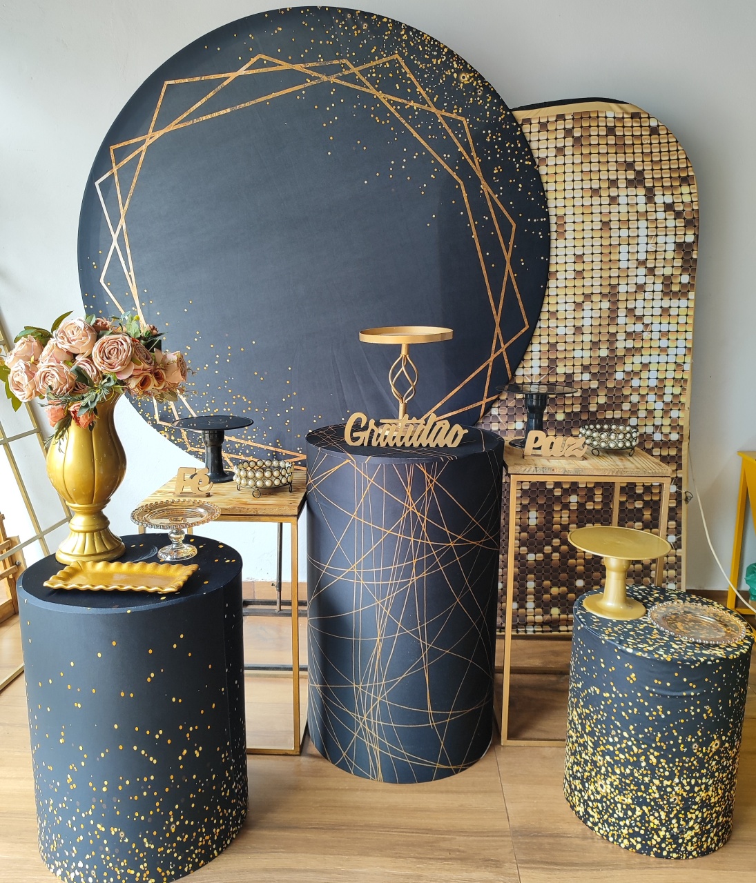 Kit Preto Com Dourado  - Pacalu Locações 
