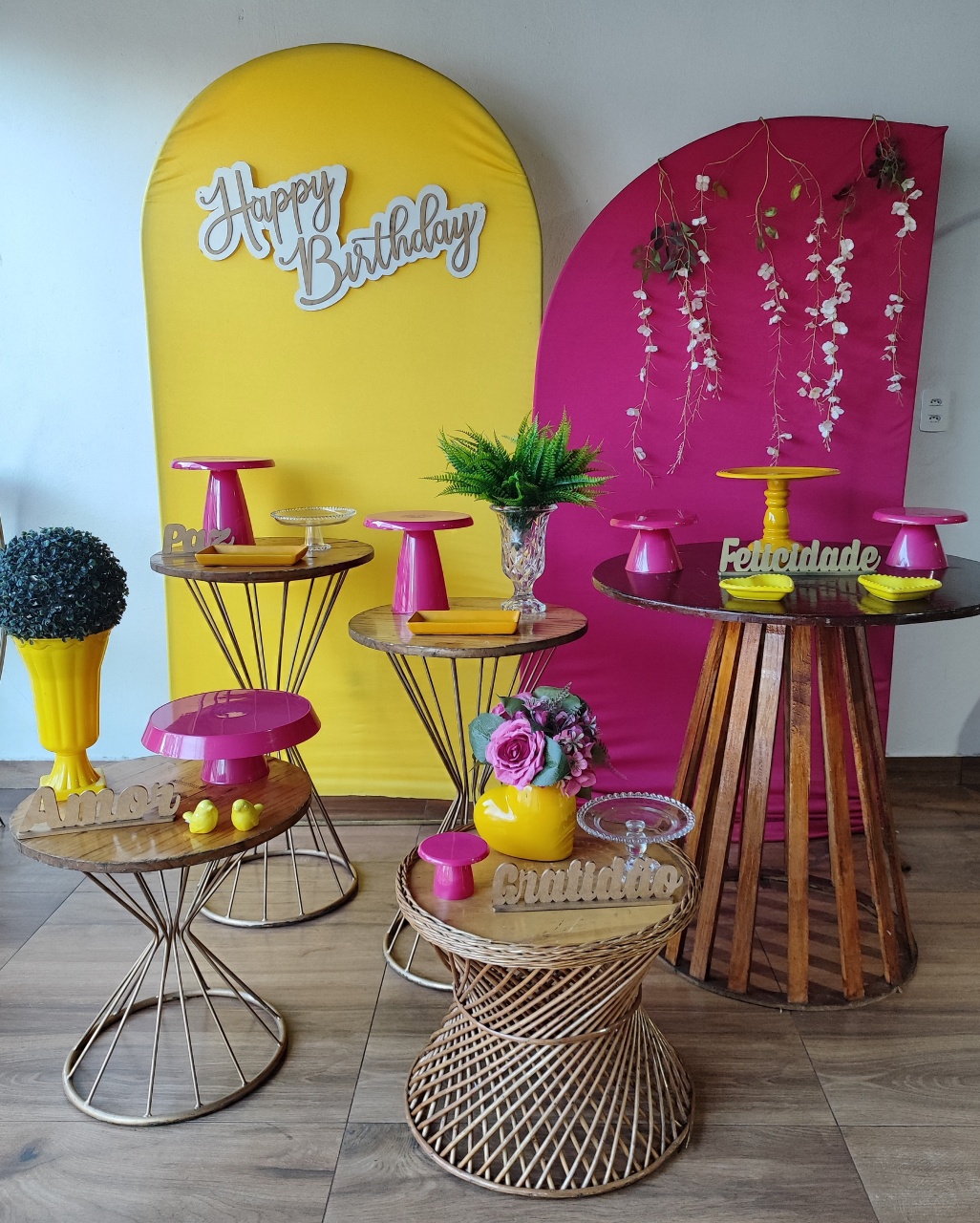 Kit Amarelo E Rosa Escuro  - Pacalu Locações 