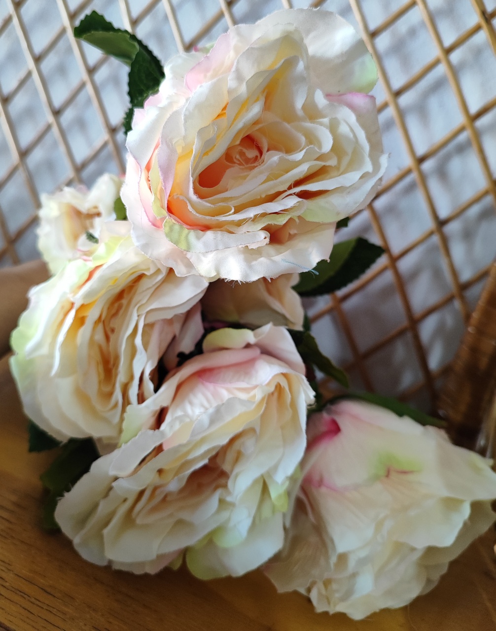 Arranjo de Flor Rosa Claro Com Amarelo Claro  - Pacalu Locações 