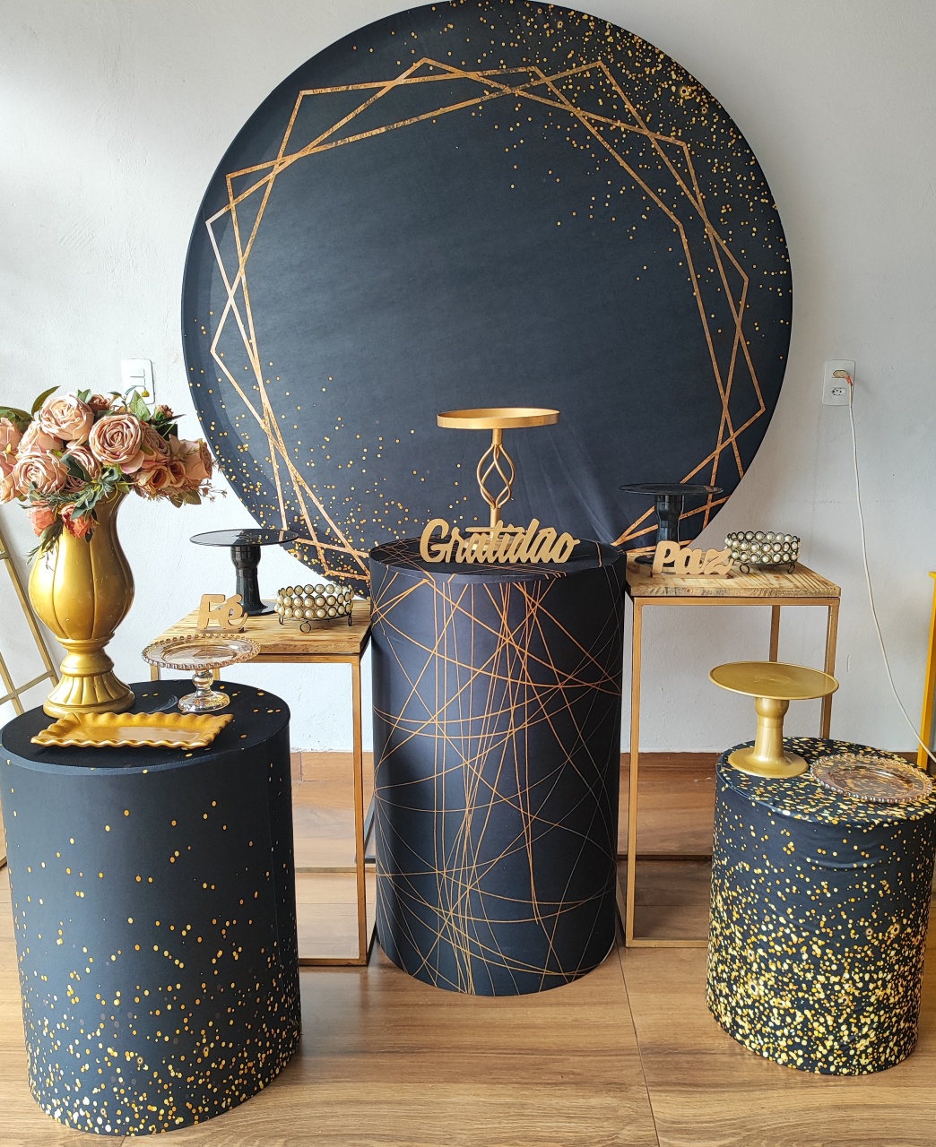 Kit Preto Com Dourado  - Pacalu Locações 