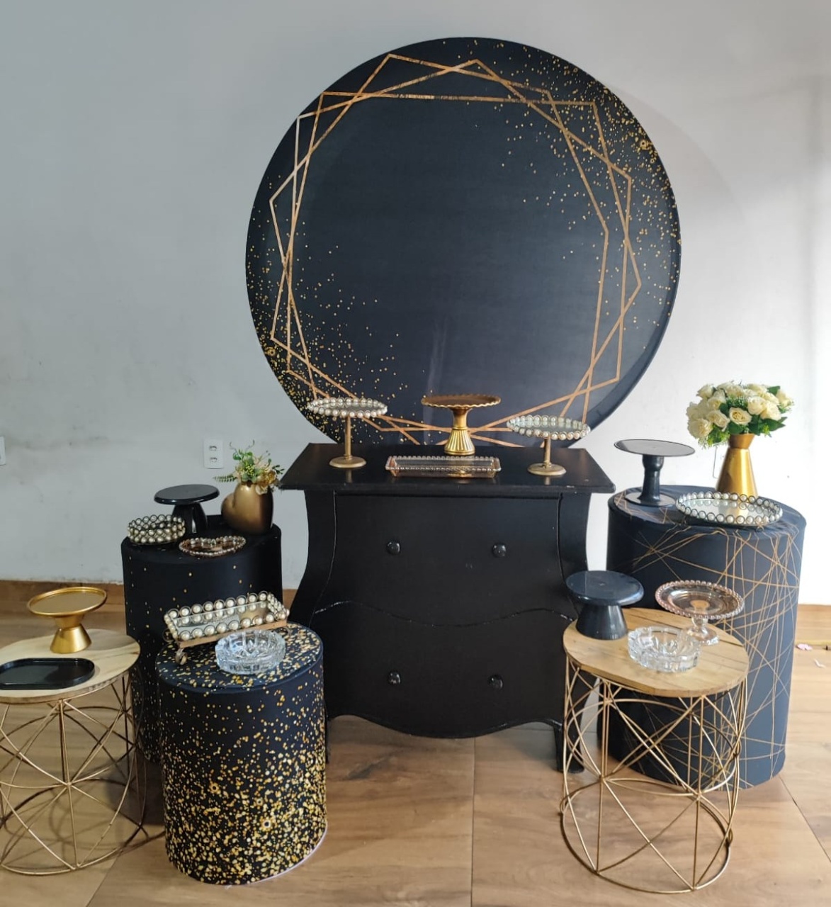 Kit Preto Com Dourado  - Pacalu Locações 