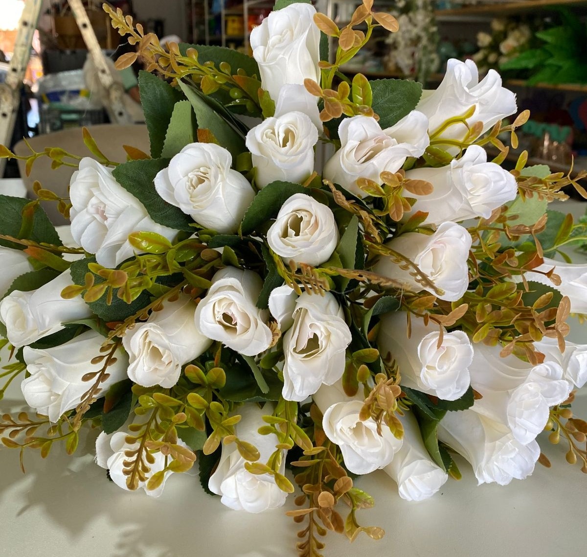 Arranjo de Flores Branco Marfim  - Pacalu Locações 