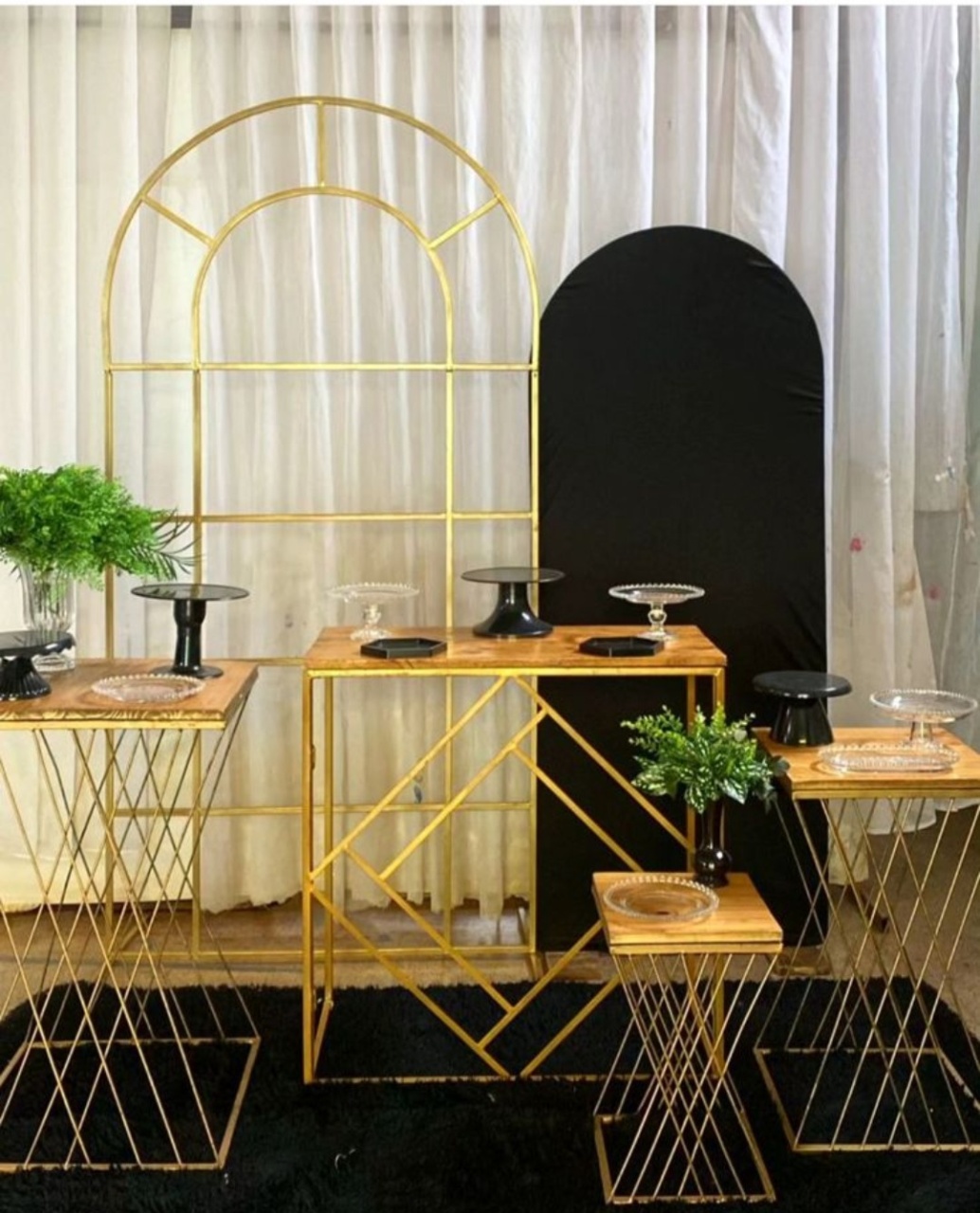 Kit Preto Com Dourado Adulto 1 - Pacalu Locações 