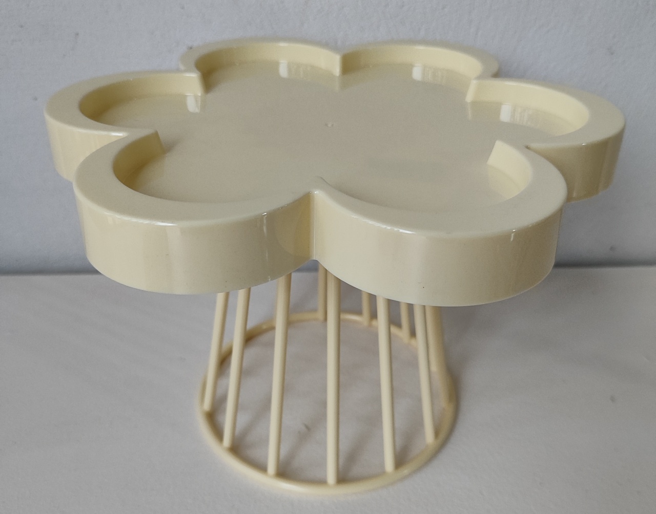 Bandeja Flor de Plastico Amarelo Candy - Pacalu Locações 