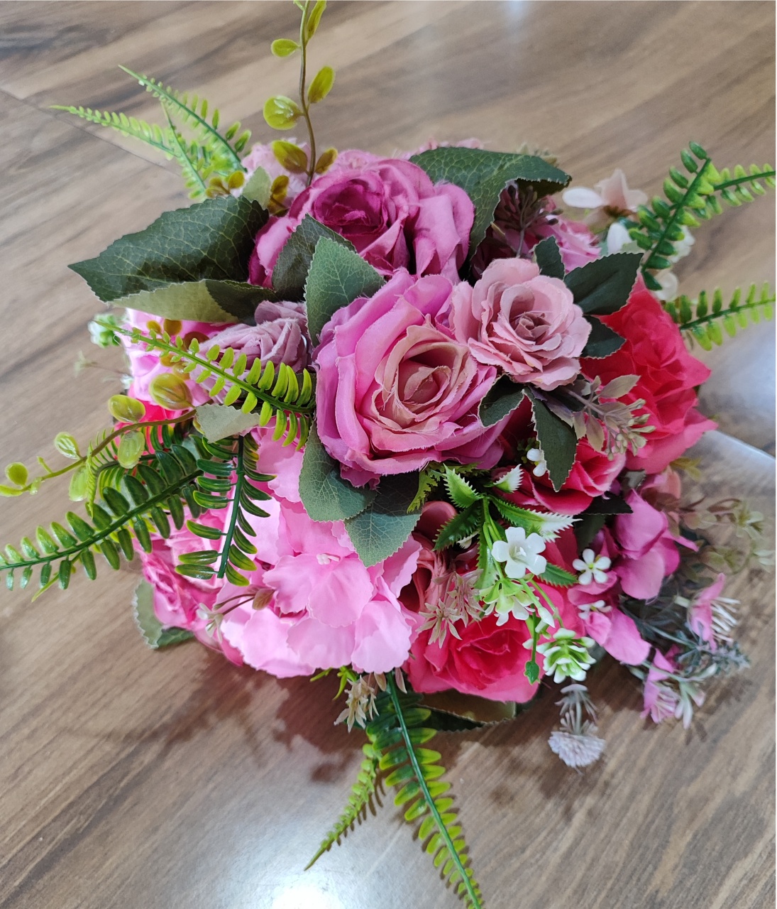 Arranjo Rosa Escuro Montado - Pacalu Locações 
