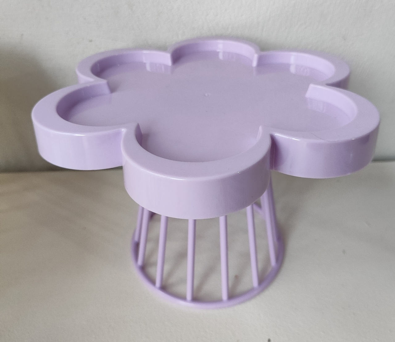 Bandeja Flor de Plastico Lilas - Pacalu Locações 