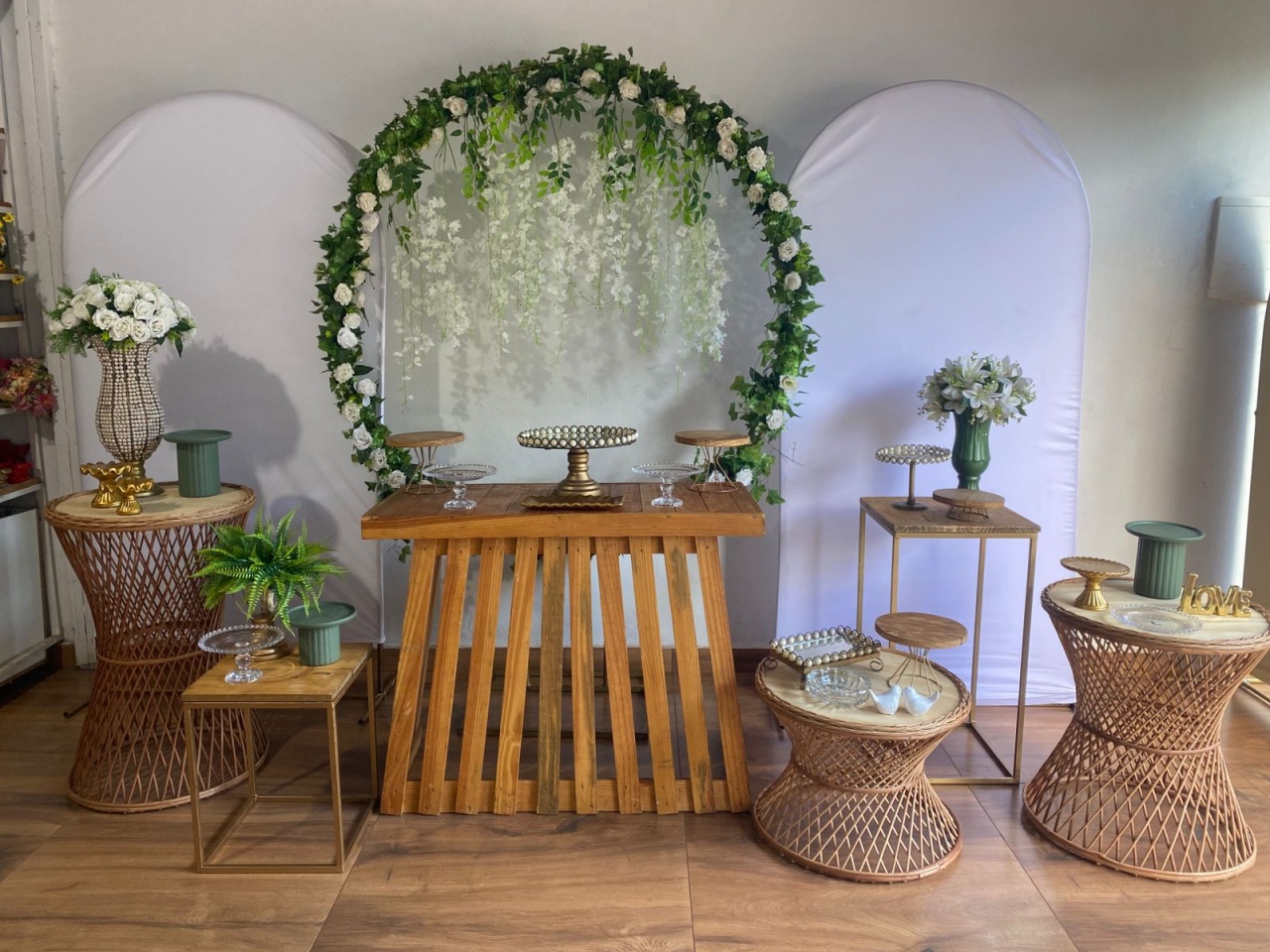 Kit Rustico Casamento Branco Com Flores  - Pacalu Locações 