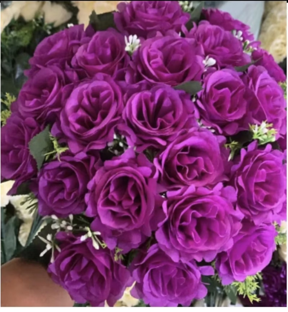 Arranjo de Flores  Roxo  - Pacalu Locações 