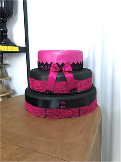 Bolo Fake Preto E Rosa - AZ PEGUE E MONTE