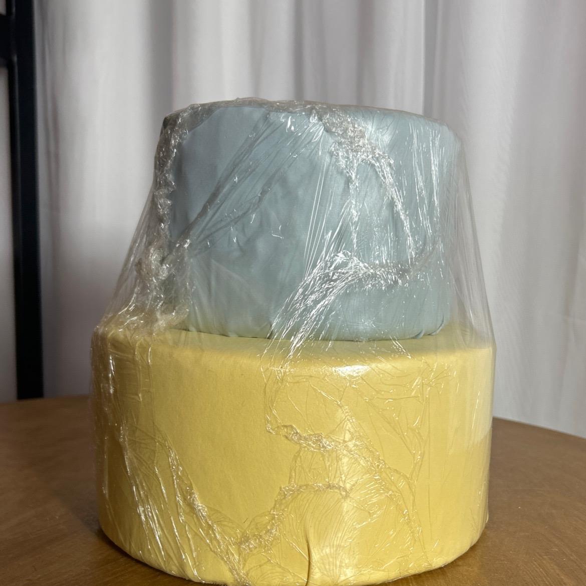 Bolo Fake Azul E Amarelo-2 Andar - AZ PEGUE E MONTE