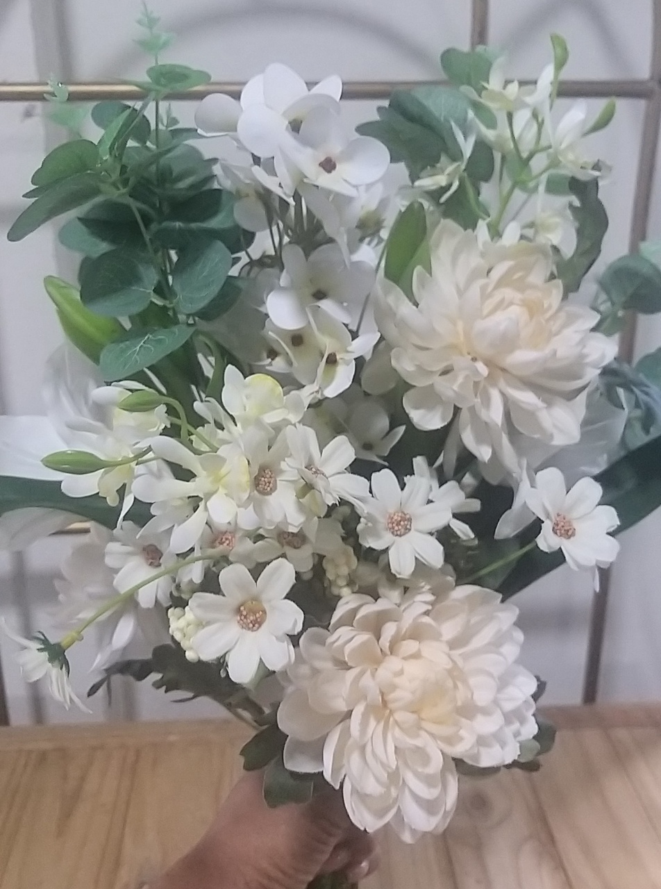 Arranjo Tipo Buquet Branco - Elisângela  Ataide Ferreira Gambary 