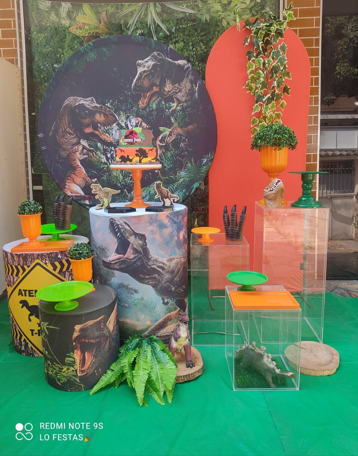 Dinossauros Com Mesa Acrilica - CARLOS HENRIQUES DE OLIVEIRA CRESPO 52601125
