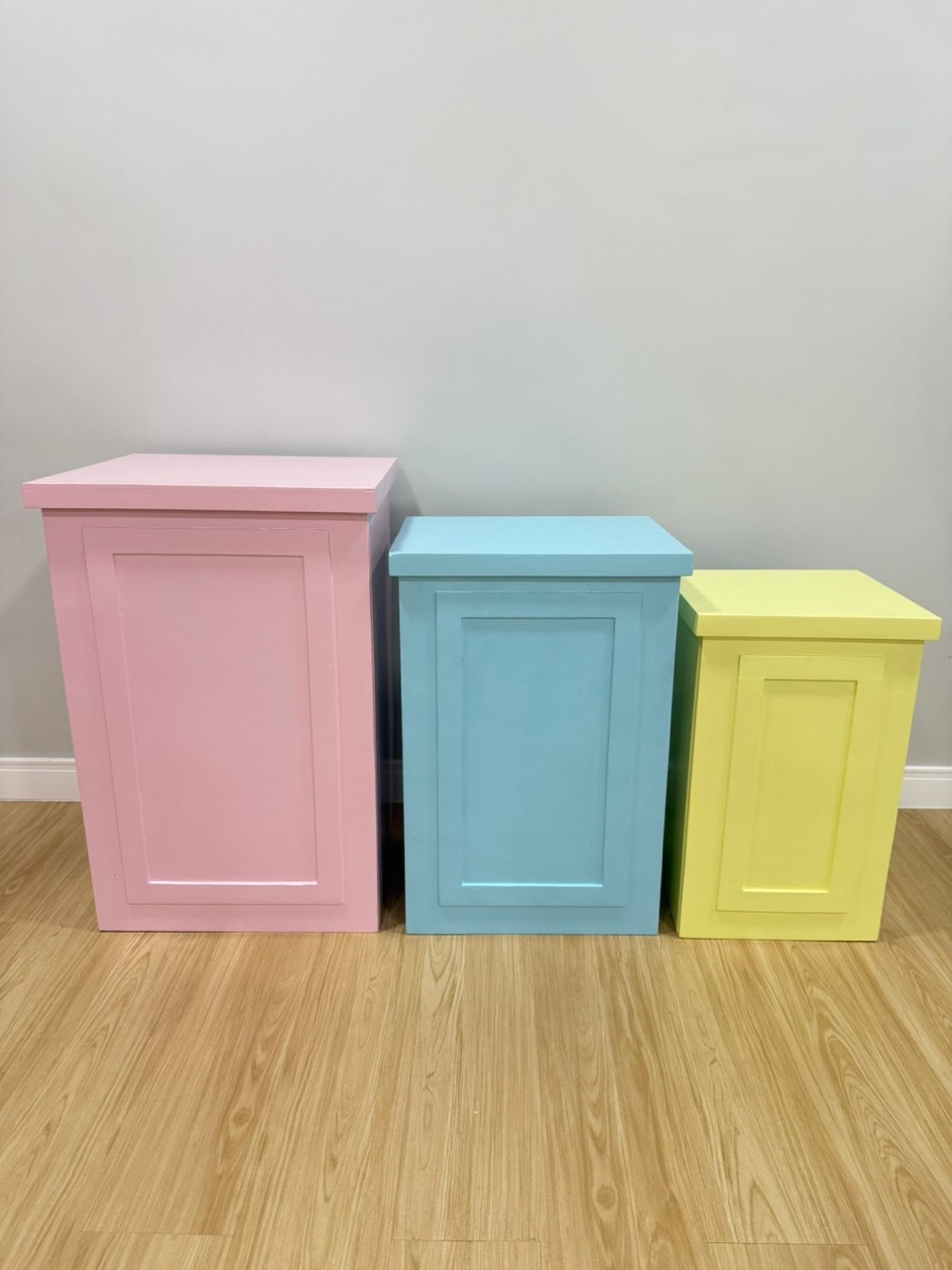 Trio de Mesas Quadradas Boiserie Coloridas Mdf (Rosa,Azul,Amarela) - Selminha Lokfest