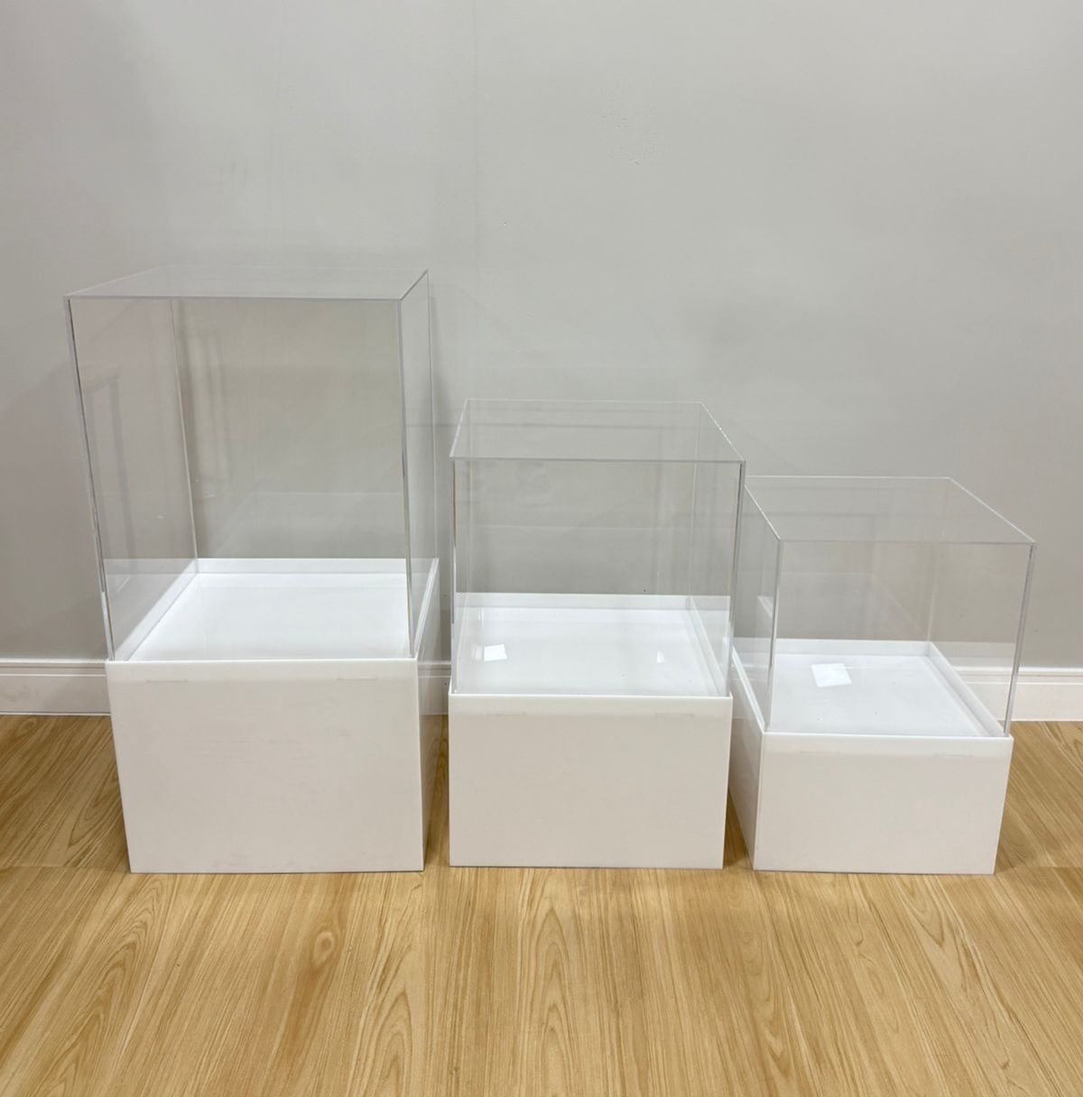 Trio de Cubos Acrílicos Transparentes C/ Base Branca - Selminha Lokfest