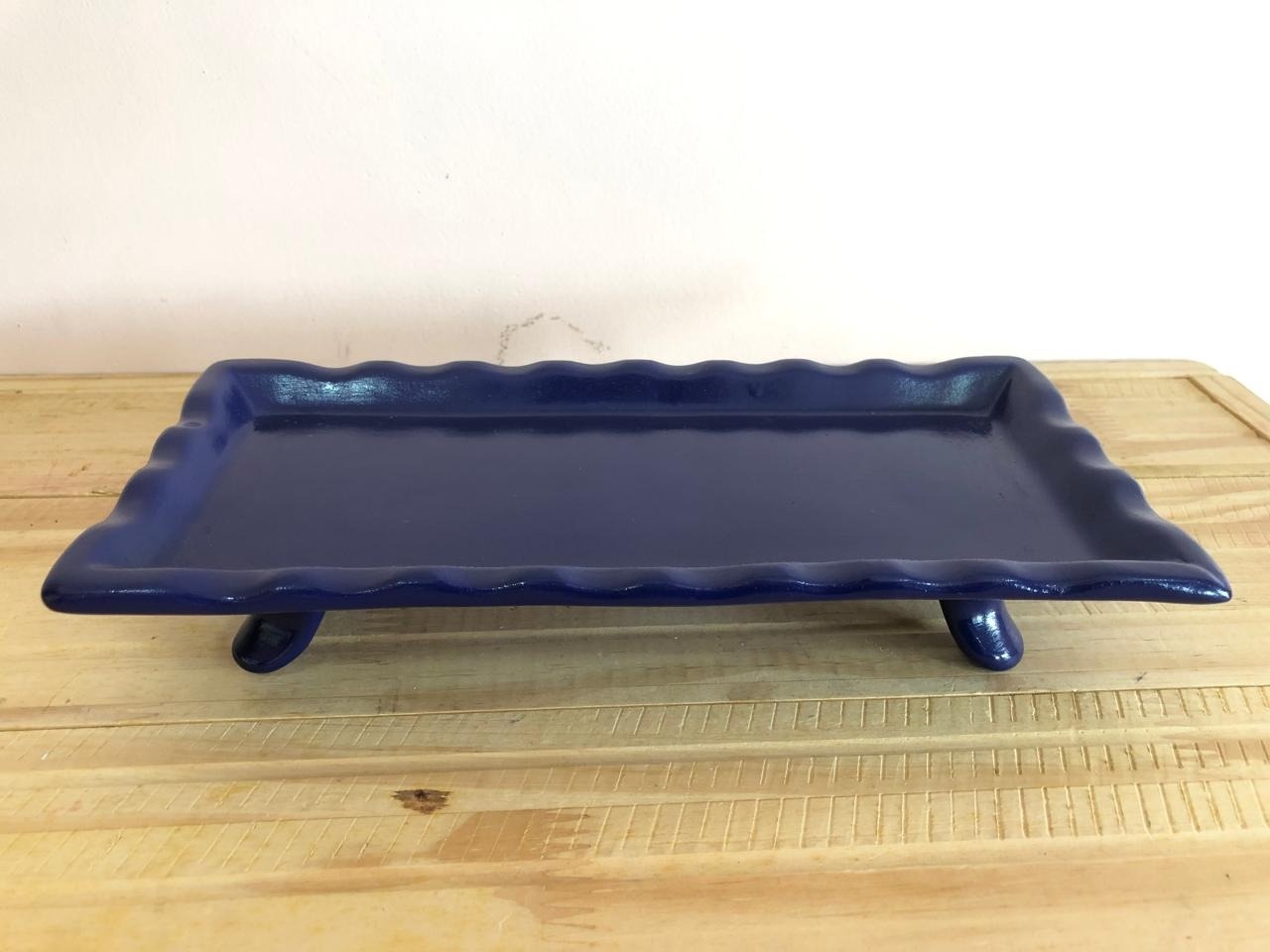 Bandeja Retangular Rendada C/ Pés de Cerâmica Azul Escuro (25Cm) - Selminha Lokfest