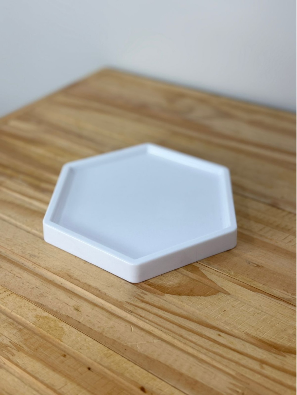 Bandeja Sextavada Plástica Branco P (16X18) - Selminha Lokfest