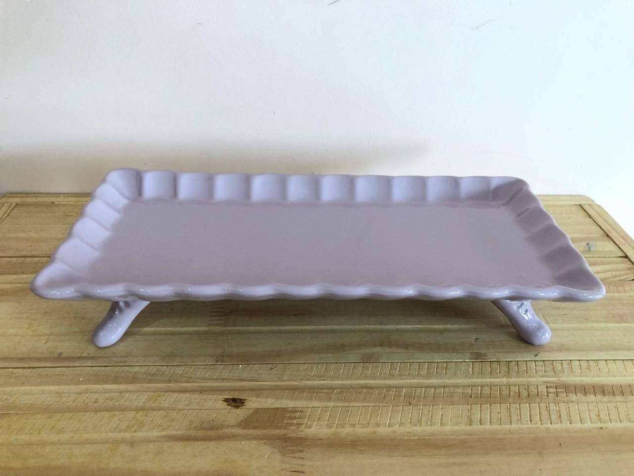 Bandeja Retangular Rendada C/ Pés de Cerâmica Lilás (30Cm) - Selminha Lokfest