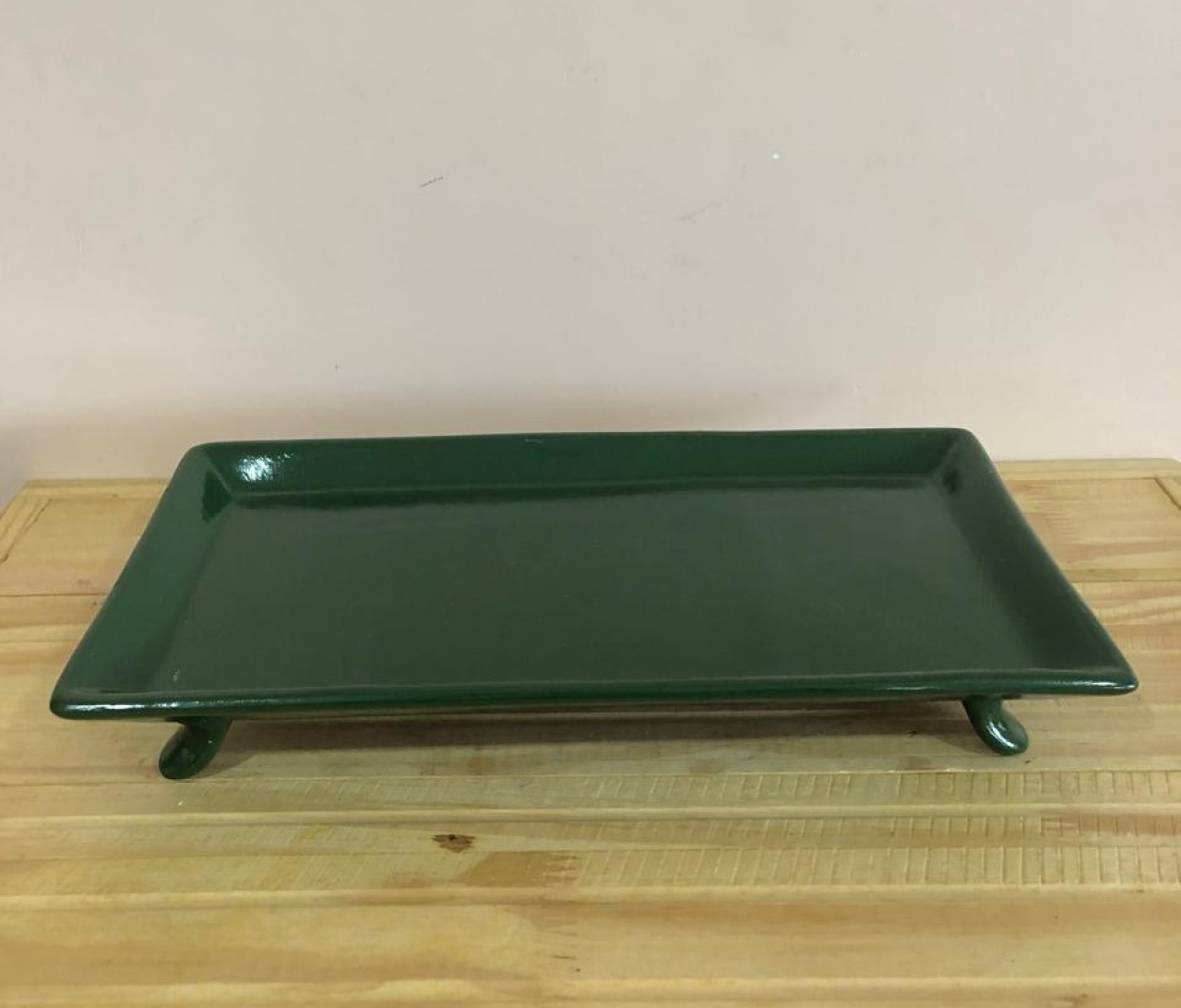 Bandeja Retangular C/ Pés de Cerâmica Verde Militar (30Cm) - Selminha Lokfest