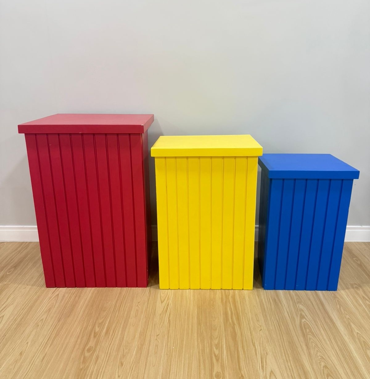 Trio de Mesas Quadradas Ripadas Coloridas (Vermelha,Azul,Amarela) - Selminha Lokfest