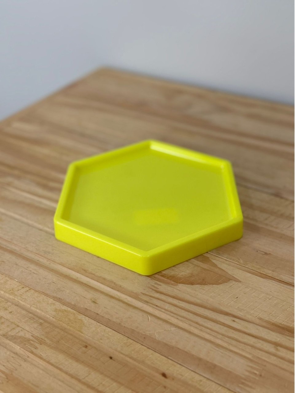 Bandeja Sextavada Plástica Amarelo Fluroscente P (16X18) - Selminha Lokfest