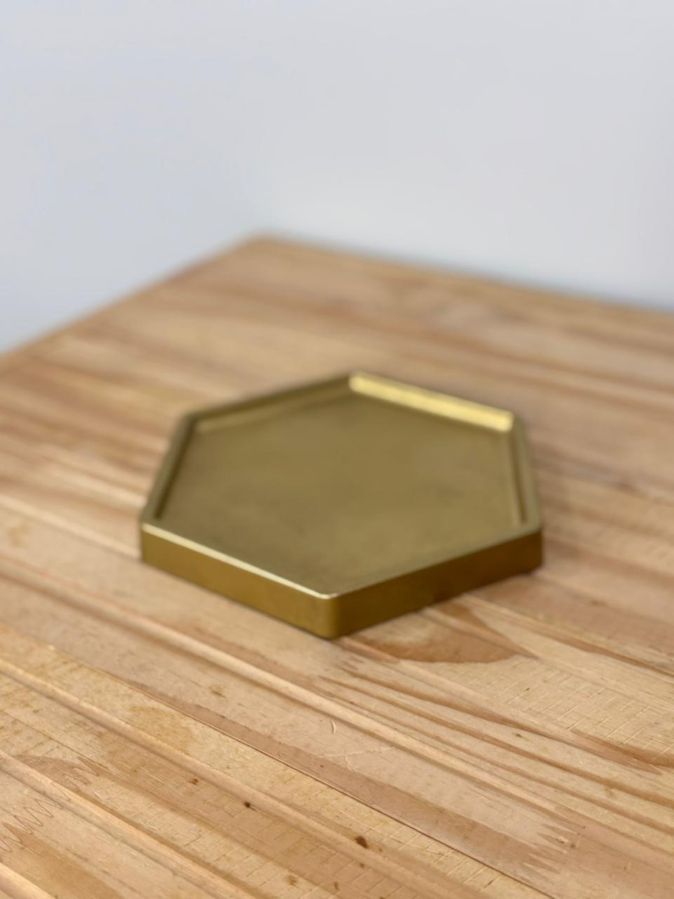 Bandeja Sextavada Plástica Dourado P (16X18) - Selminha Lokfest