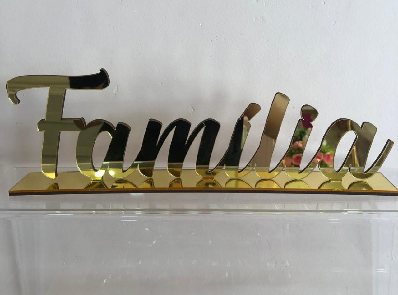 Palavra Família de Mesa Acrílico Dourado - Selminha Lokfest