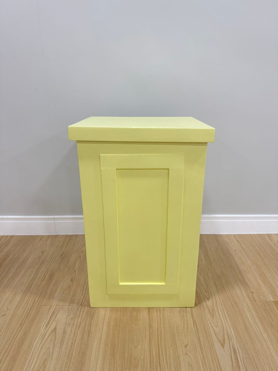 Mesa Quadrada Boiserie Pequena Amarela - Selminha Lokfest