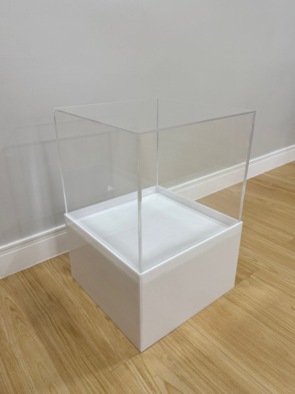Cubo Acrílico Pequeno C/ Base Branca - Selminha Lokfest