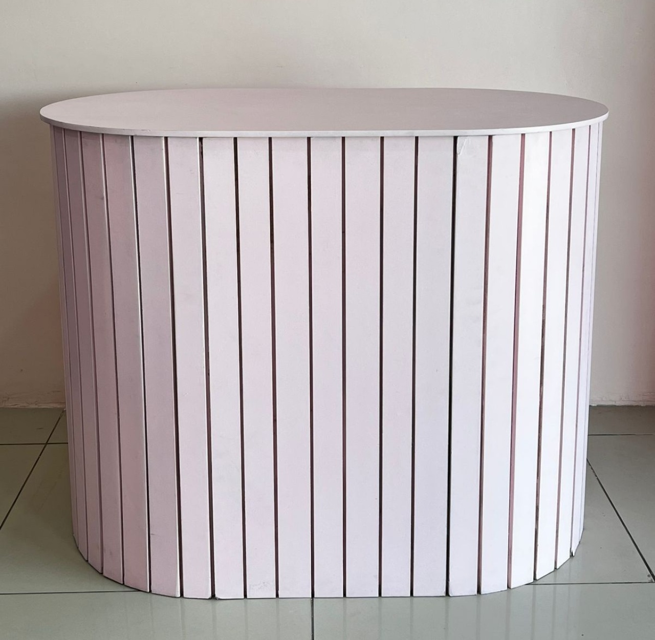 Mesa Cômoda Oval 2 Em 1 Ripada E Gaveta Falsa Rosa Bb Mdf  - Selminha Lokfest