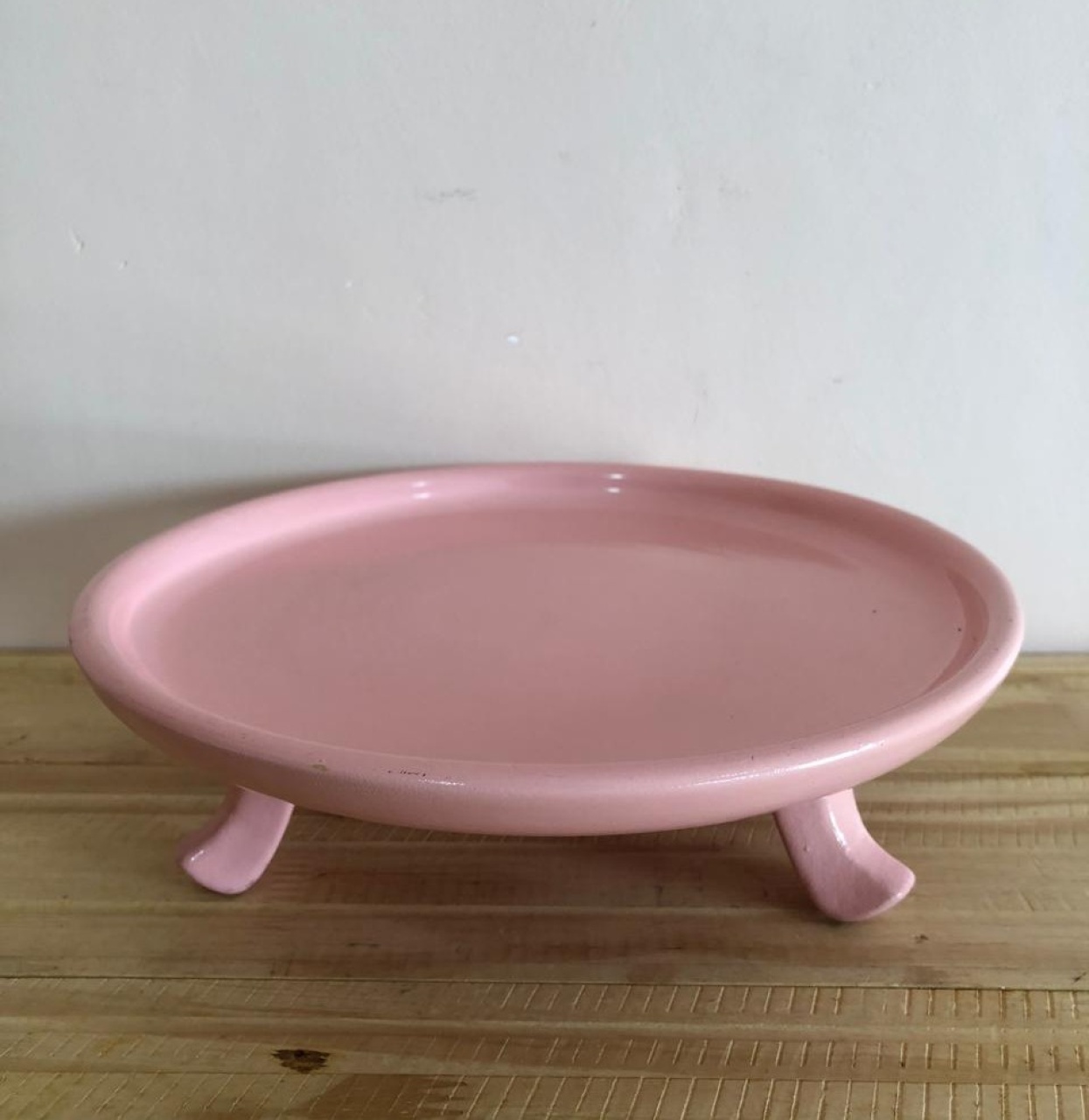 Bandeja C/ Pés Redonda Cerâmica Rosa Bebê (25X7) - Selminha Lokfest